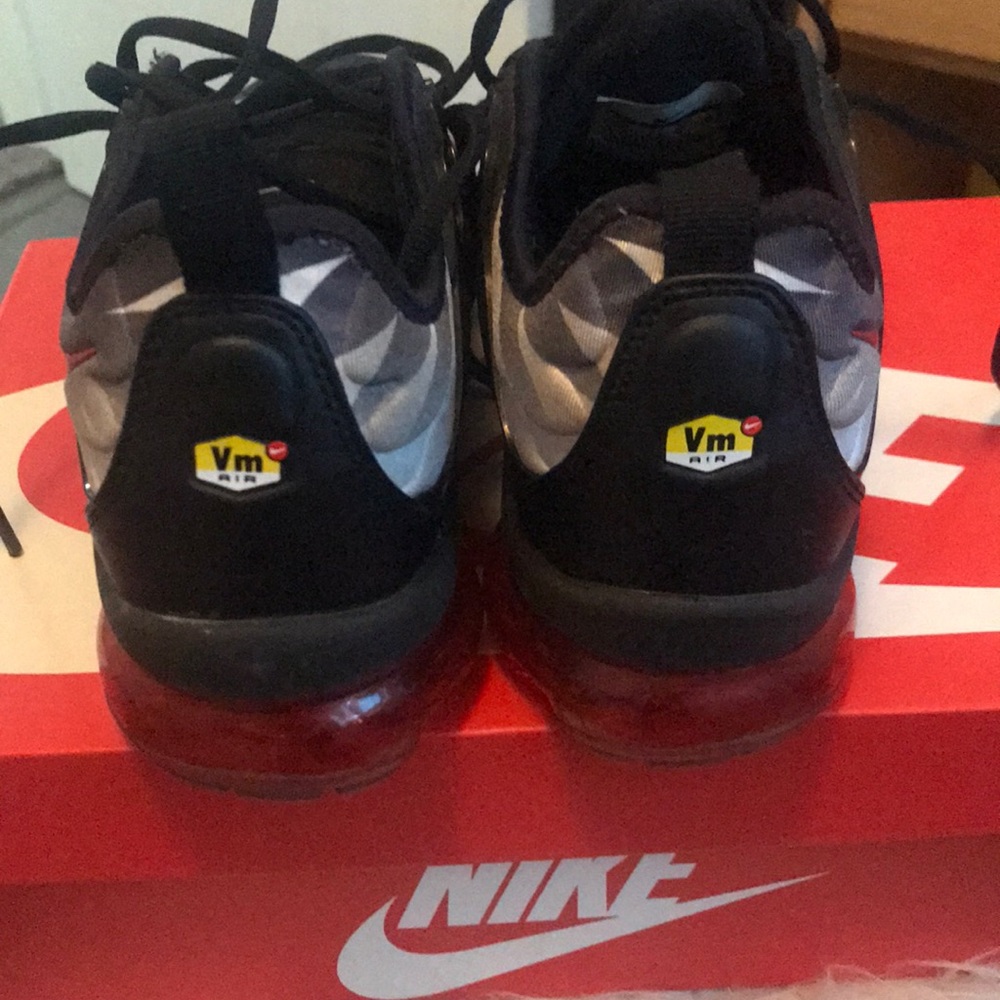 Vapor max black and red